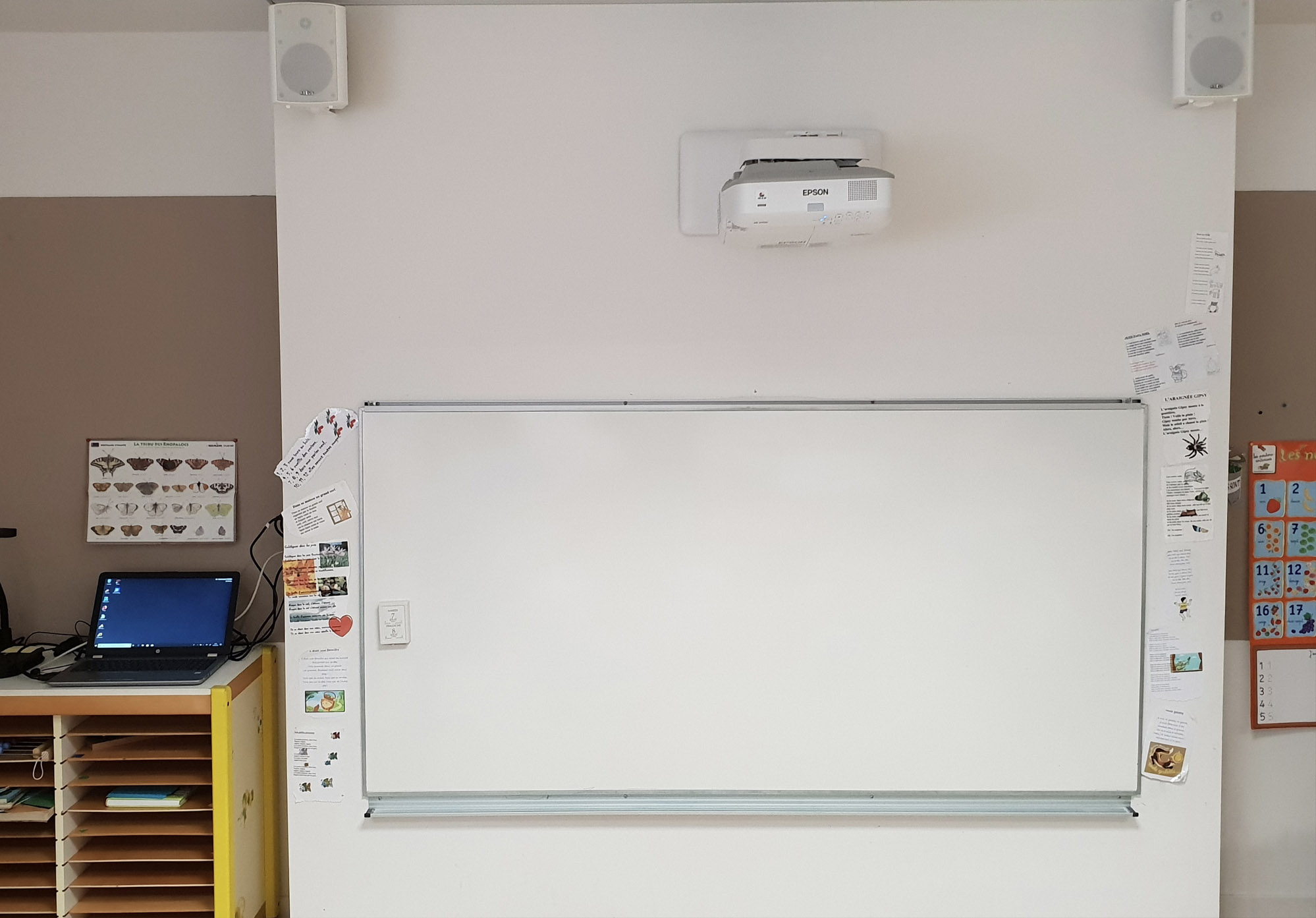 Vidéoprojecteur interactif Epson dans une salle de classe